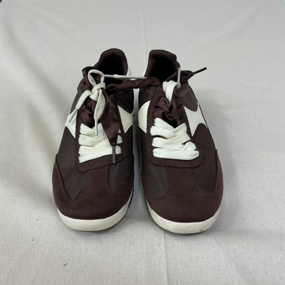 Retro-inspired brown and cream sneakers‎
